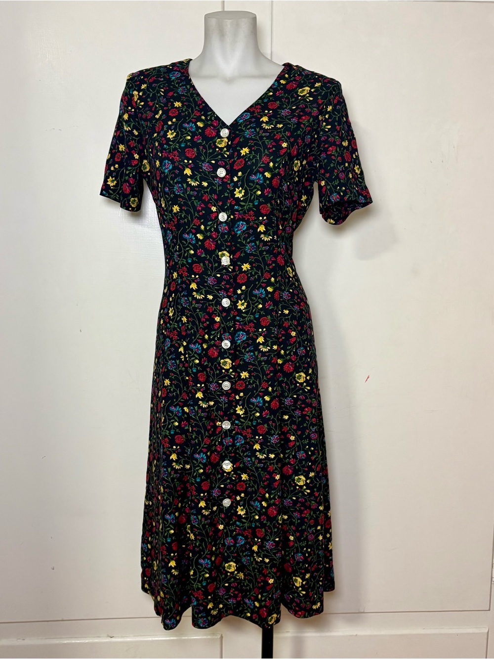 Vintage 90s Norton McNaughton Black Primary Color Floral Button Up Short Sleeve